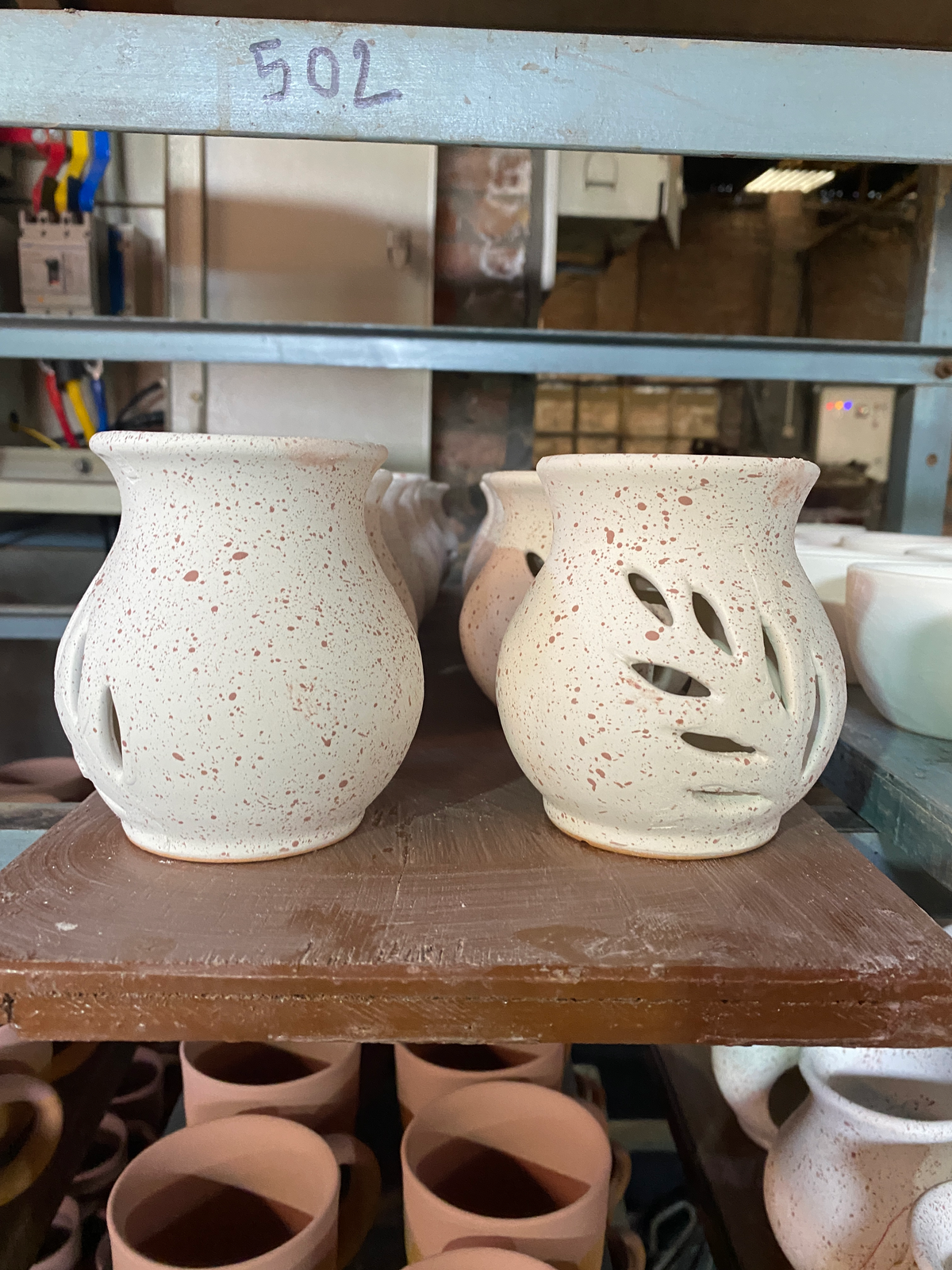 Leaf &amp; Ashram Window Aroma Pot – Earthenware