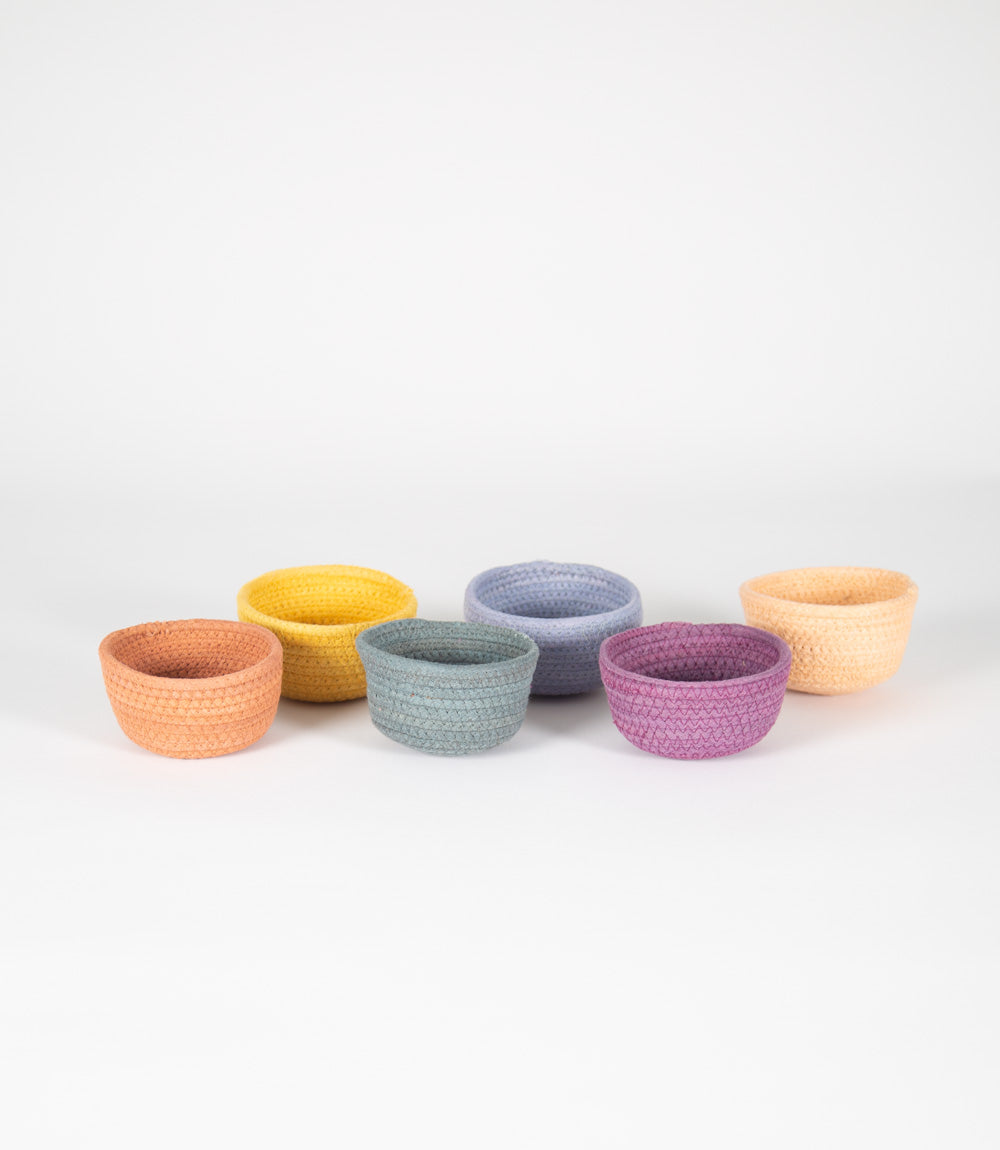 Set of small jute bowls in pstel colours.