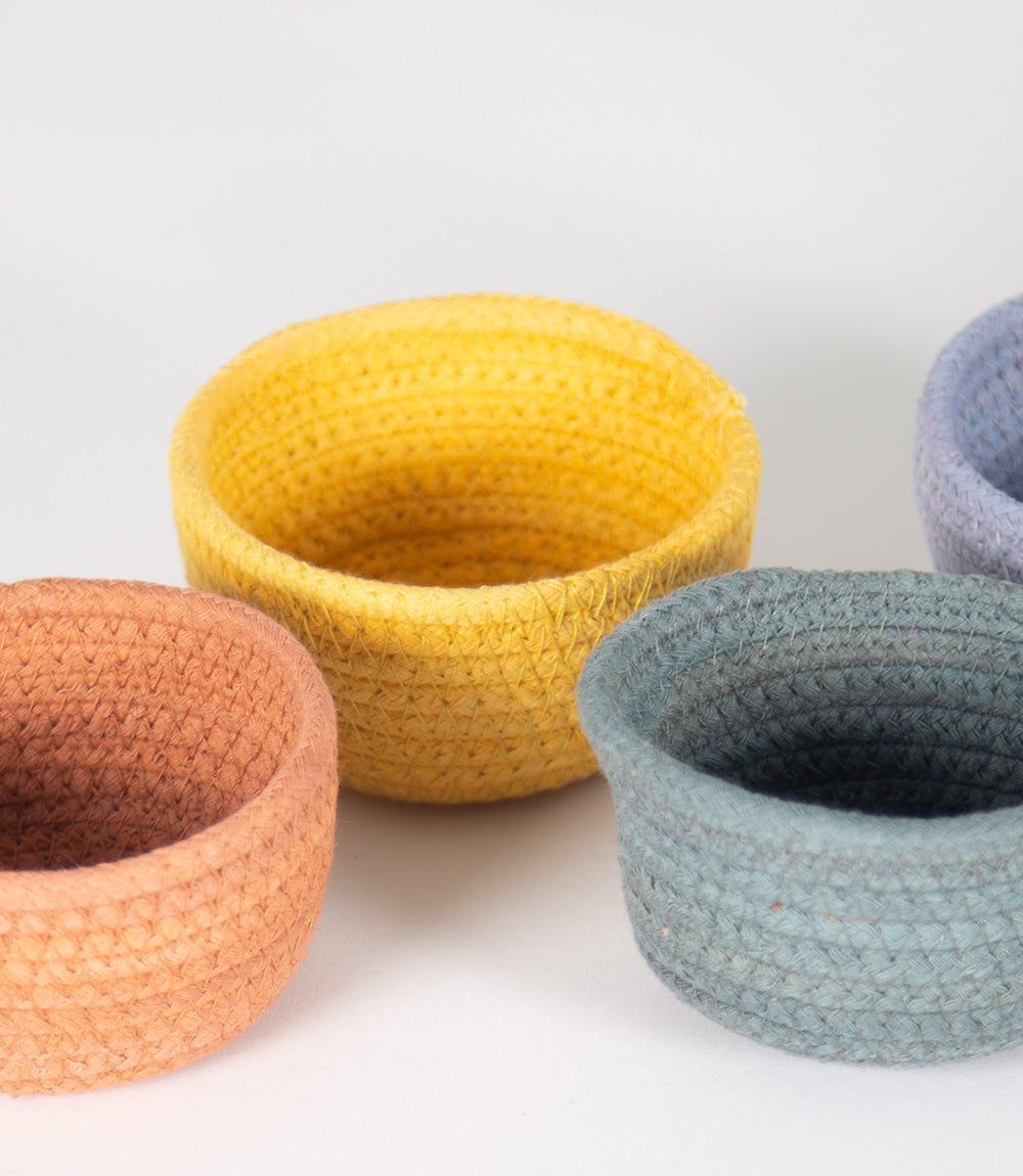 Set of small jute bowls in pstel colours.