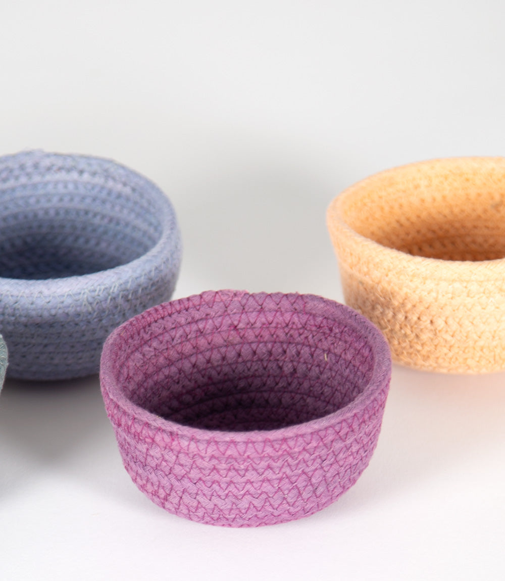 Set of small jute bowls in pstel colours.