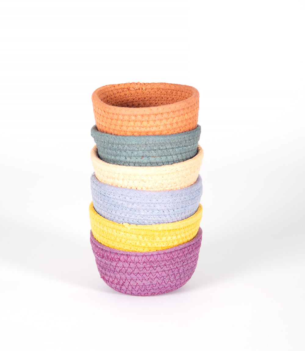 Set of small jute bowls in pstel colours.